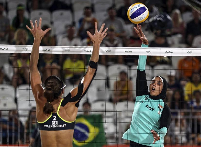 Un’azione in attacco di Doaa Elgobashi nel primo incontro disputato dalle due egiziane a Rio contro le tedesche (Epa)
